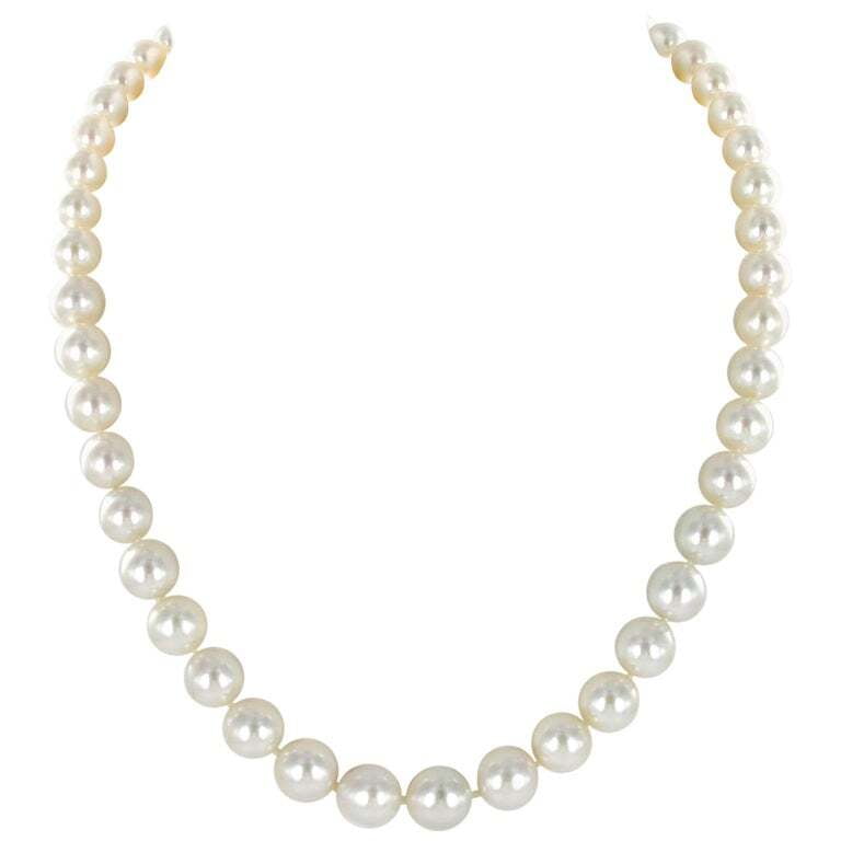 White South Sea Cultured Pearl Necklace Consisting of 49 Pearls