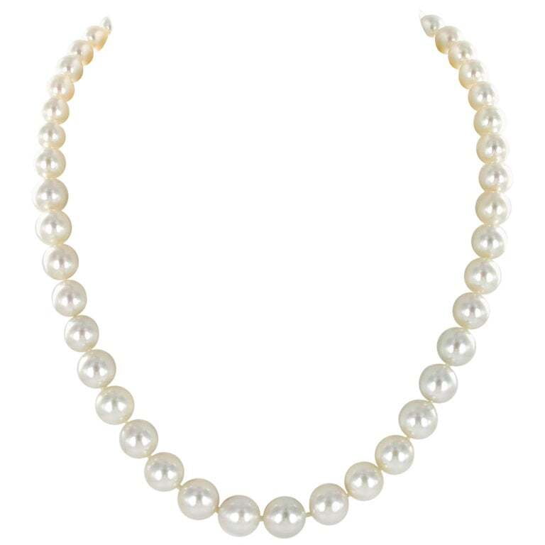 White South Sea Cultured Pearl Necklace Consisting of 49 Pearls White South Sea Cultured Pearl Necklace Consisting of 49 Pearls